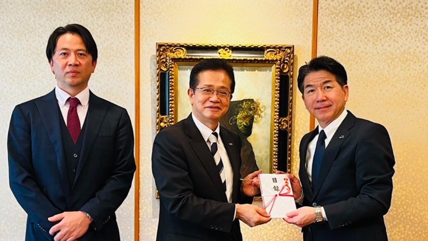 神戸市副市長を表敬訪問し、「まちポンKOBE」の事業報告および寄附金を贈呈いたしました